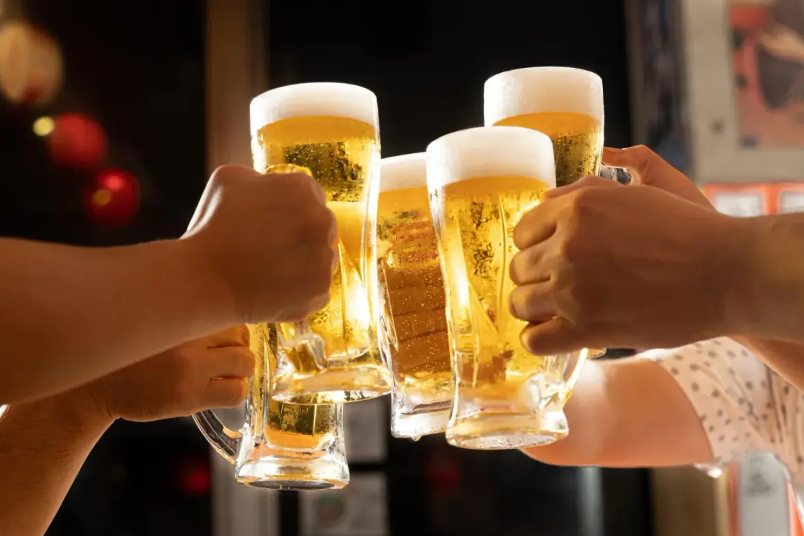 Radosny toast piwem. Czy piwo nawadnia organizm? Wiele osób uważa, że tak, ale pamiętajmy o umiarze.
