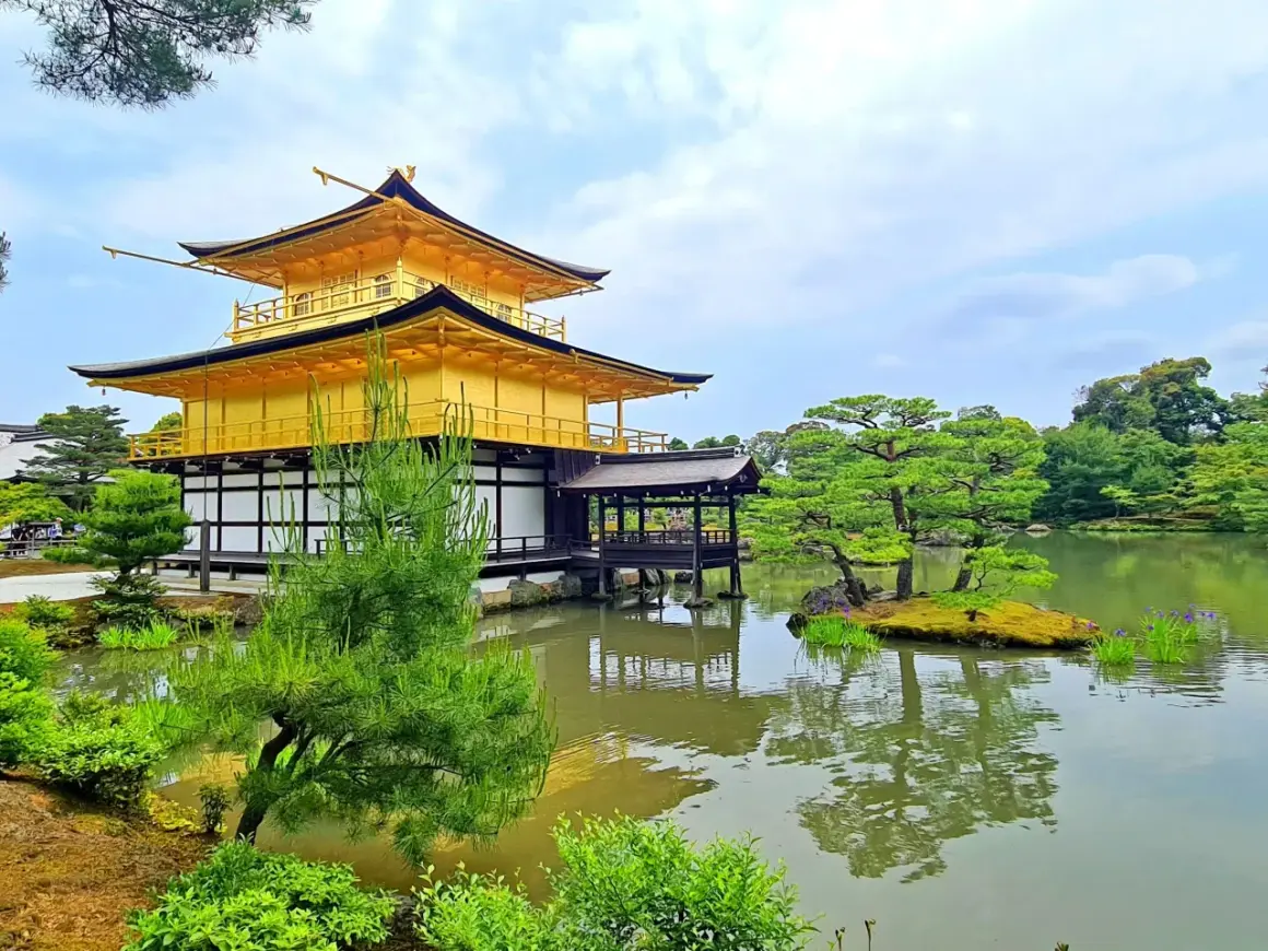 Pabellón Dorado reflejado en el estanque, un sueño de mi viaje de 15 días a Japón.