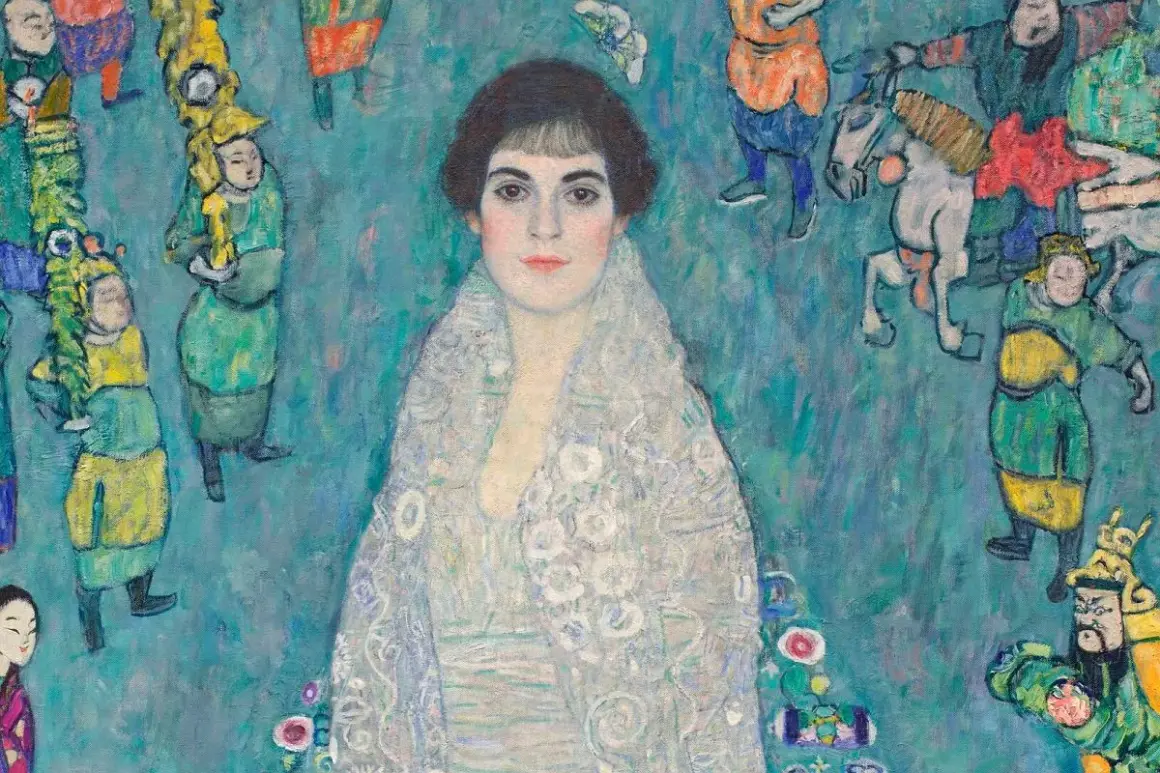 Portret kobiety w koronkowej szali, otoczonej postaciami z barwnego orszaku. Jedno z dzieł Gustava Klimta.