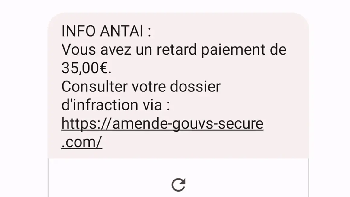 Faux avis de contravention stationnement : un SMS alerte d'un retard de paiement de 35€, invitant à consulter un dossier d'infraction via un lien suspect.
