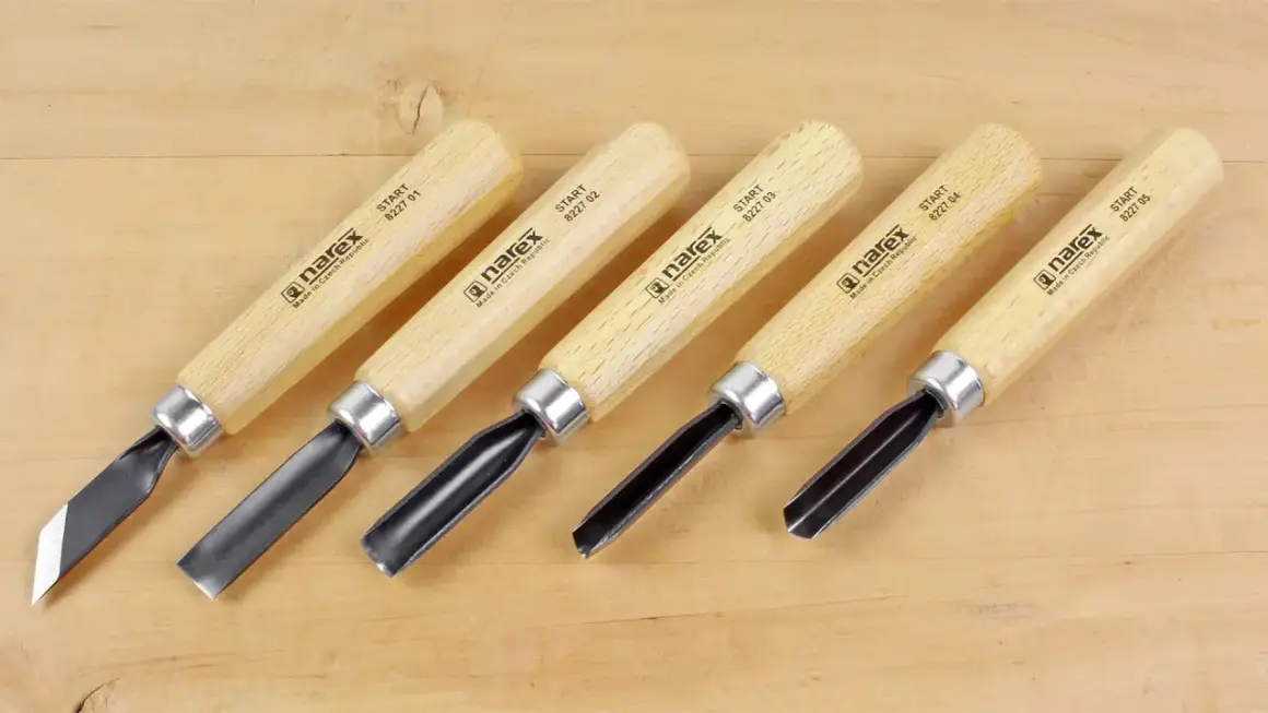 Ensemble de cinq gouges Narex, un outil de sculpteur essentiel pour le travail du bois.