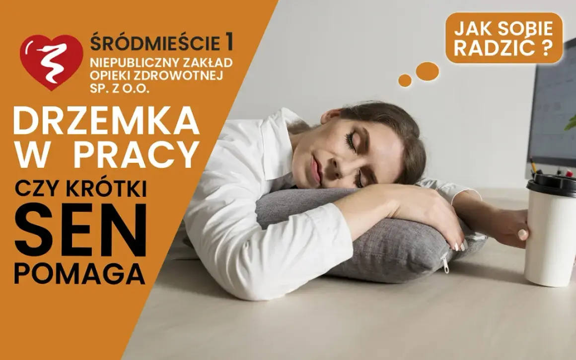 Zmęczona pracownica śpi na poduszce przy biurku. Czy drzemka w pracy pomaga? Obraz nawiązuje do światowego dnia snu.