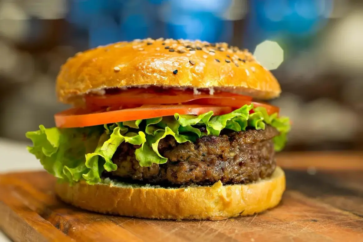 Skąd pochodzi hamburger? Rozwikłaj zagadkę niemiecko-amerykańskich korzeni.