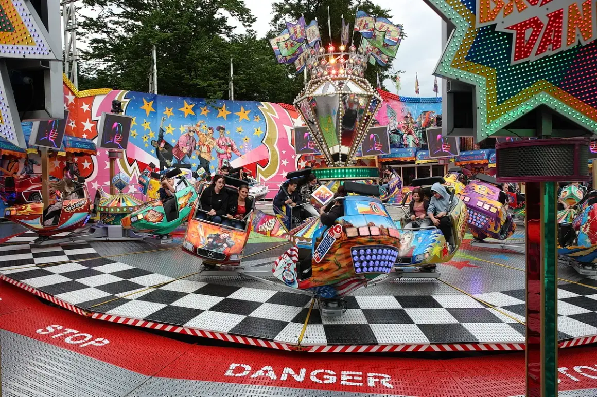 Bunte Fahrgeschäfte drehen sich auf der Kirmes Bergneustadt. Menschen lachen und genießen die Fahrt.