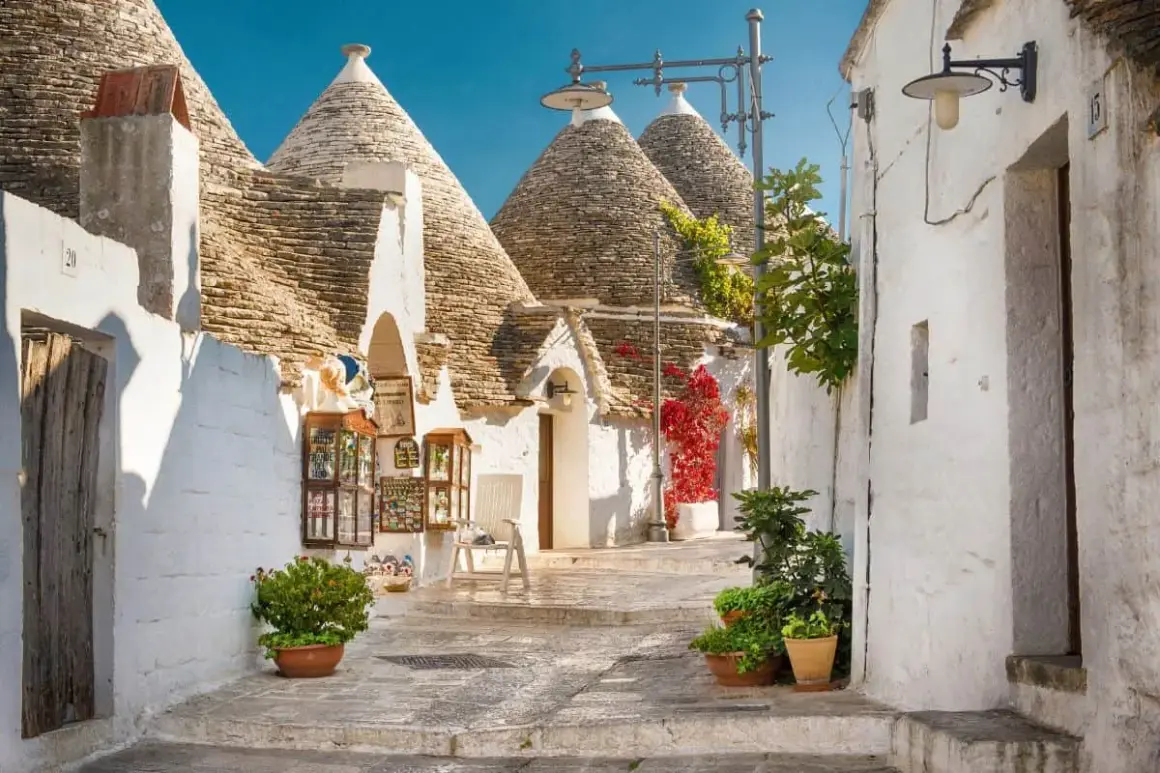 En charmig gränd i Alberobello, Italien, med sina ikoniska trulli-hus med koniska tak.