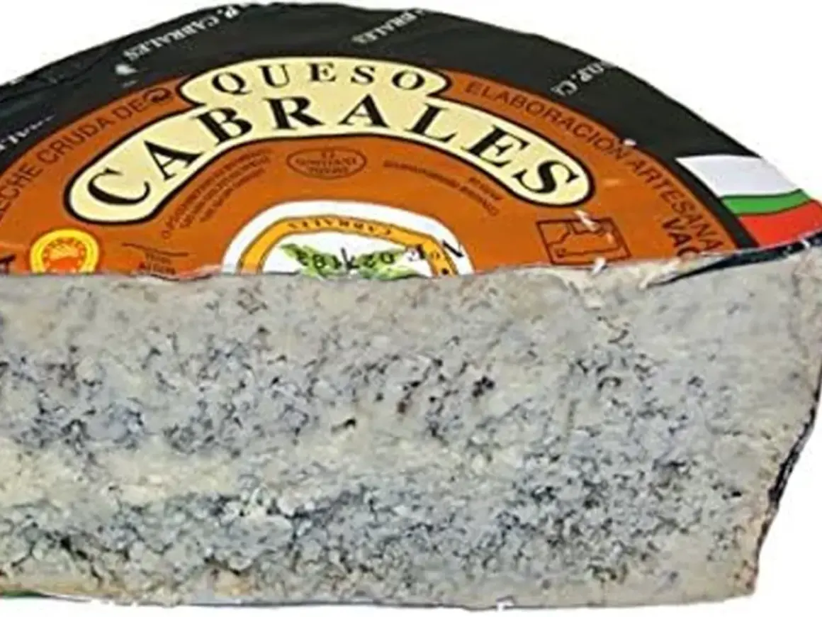Queso Cabrales con su característico veteado azul, listo para la subasta.