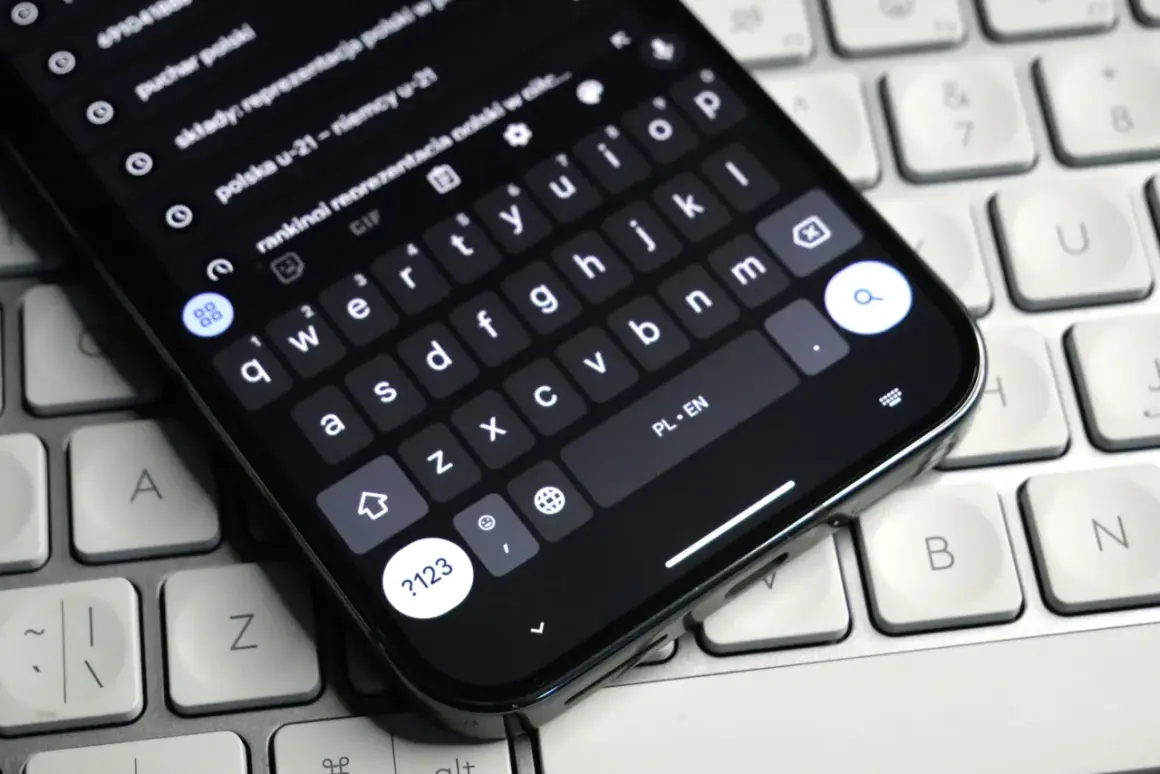 Szukasz sposobu, jak zmienić kolor klawiatury w telefonie? Na ekranie smartfona widać klawiaturę z literami i cyframi, gotową do pisania.