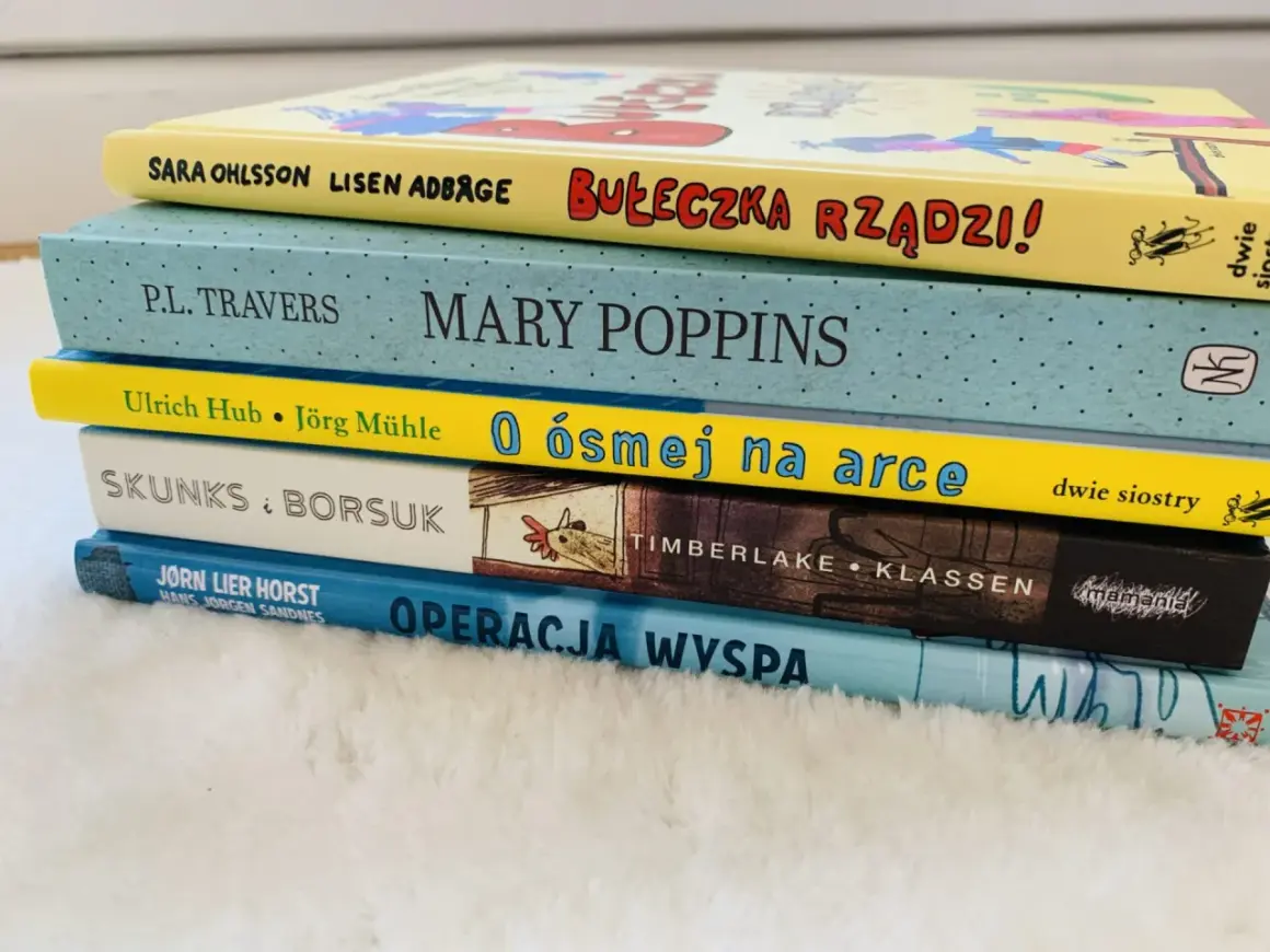 Pięć książeczek na dobranoc, w tym "Bułeczka Rządzi!", "Mary Poppins" i "Operacja Wyspa", ułożonych jedna na drugiej.