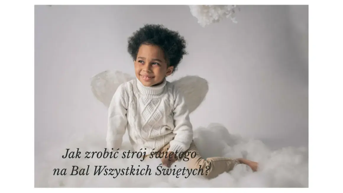 Uśmiechnięty chłopiec w białym swetrze i ze skrzydłami anioła, siedzi na chmurkach. Idealny pomysł na stroje świętych dla dzieci na bal.