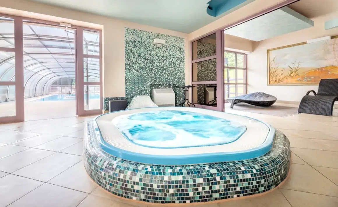 Relaks w jacuzzi z widokiem na basen. Hotel Solina Resort & Spa opinie potwierdzają wysoki standard strefy wellness.