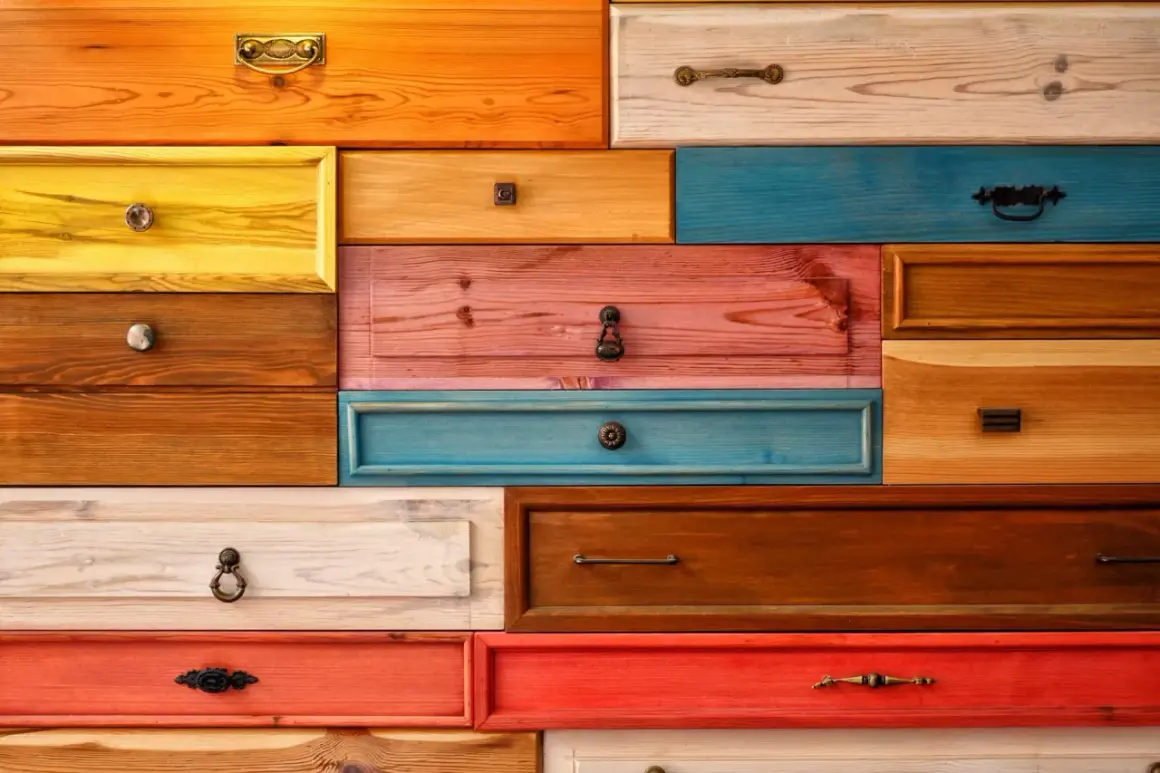 Cassetti colorati, un'esplosione di idee per dipingere mobili vecchi. Arancione, giallo, rosa, blu e rosso vivacizzano il legno.