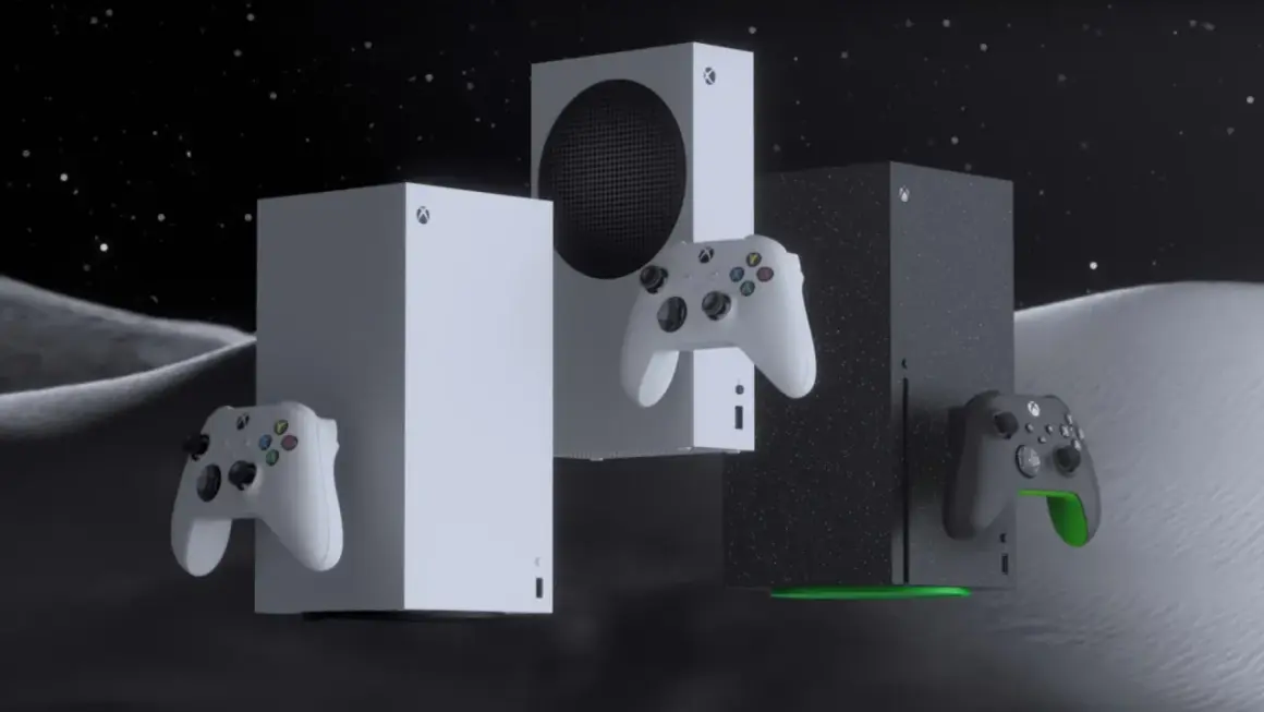Zwei weiße und eine schwarze Xbox next Konsole mit Controllern schweben vor einem Sternenhimmel und Mondlandschaft.