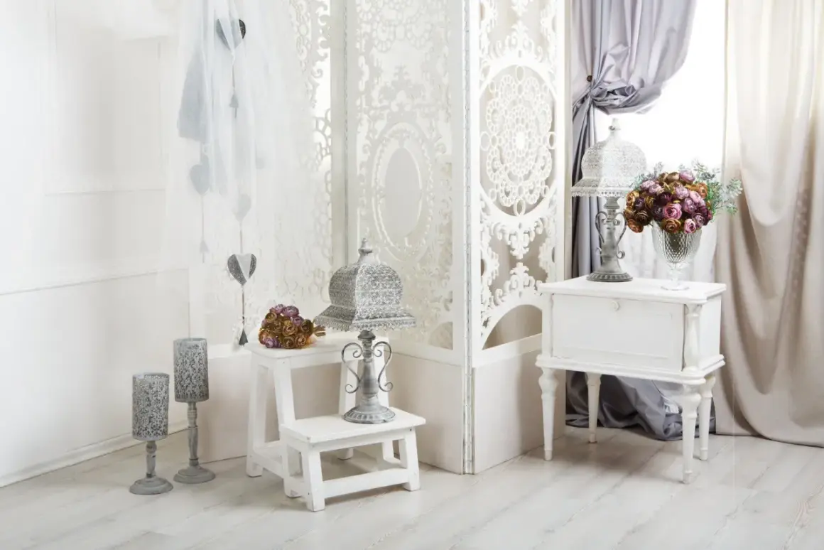 Delikatne serca zwisające z tiulu, ozdobne parawany i romantyczne lampy tworzą urokliwy klimat shabby chic.