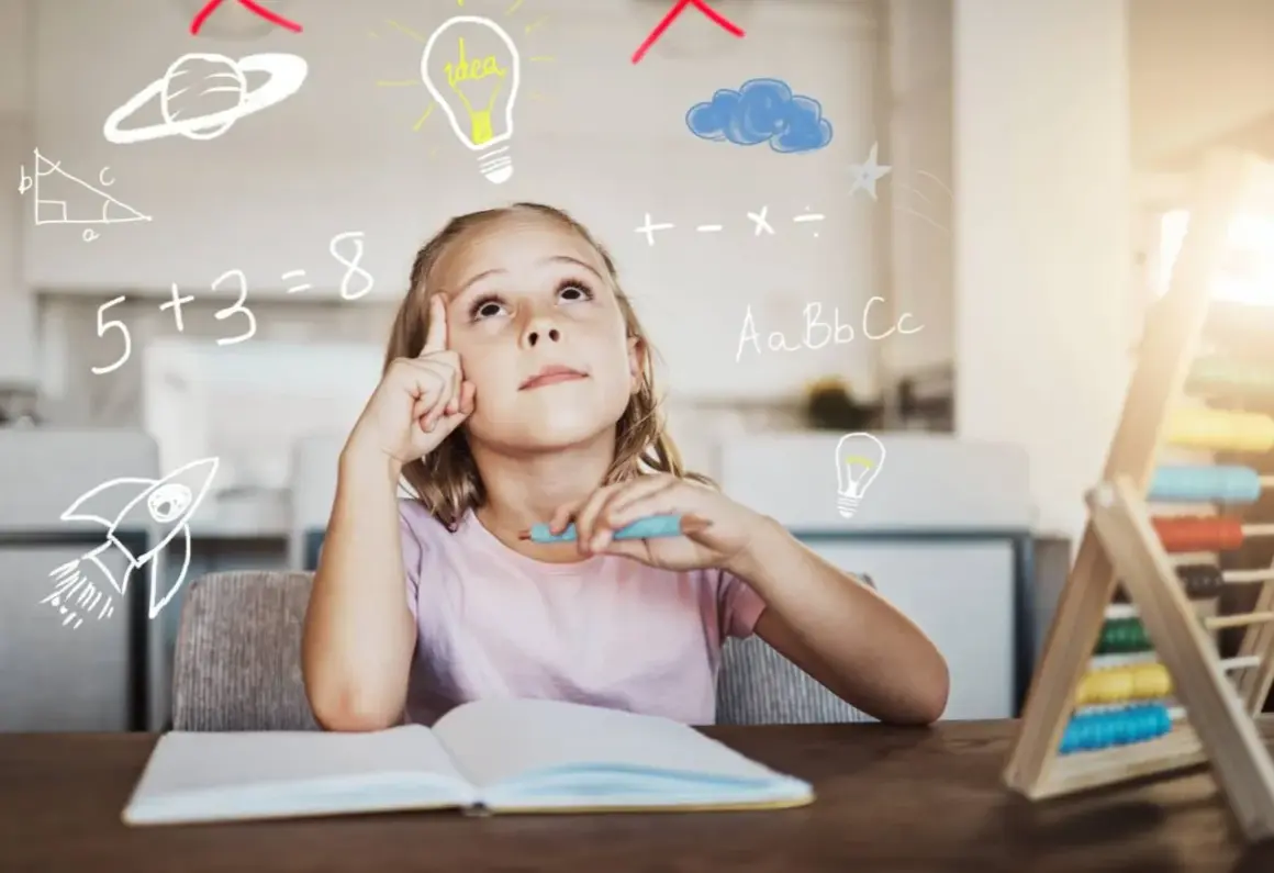 Een meisje met een pen in haar hand denkt diep na, omringd door symbolen van leren en creativiteit. Dit toont mogelijke symptomen van hoogbegaafdheid.