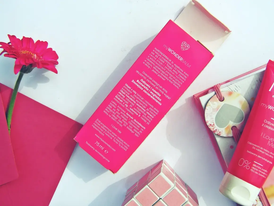 Różowy balsam do ciała myWONDERBALM z różową gerberą i kostką.