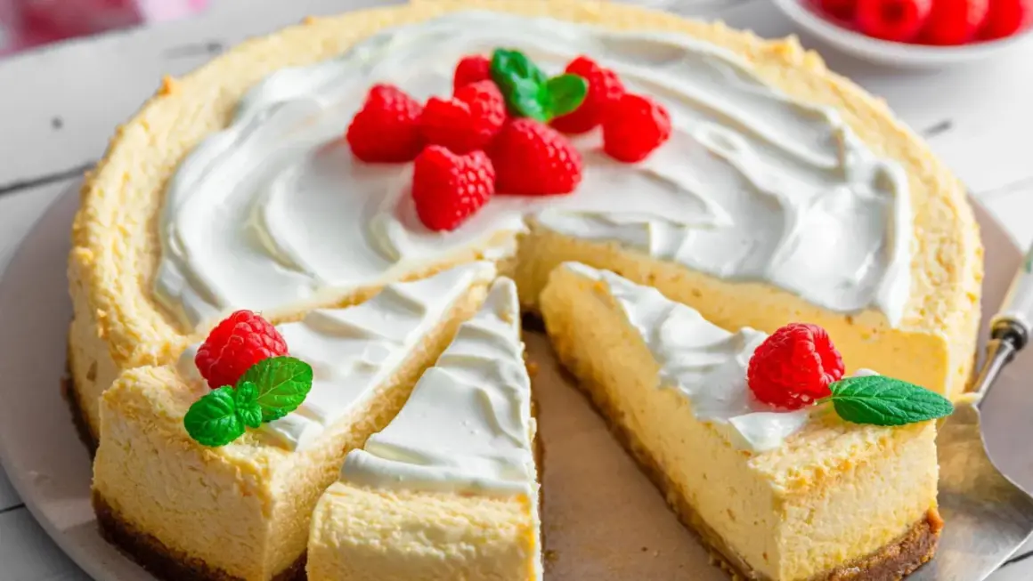 New York Cheesecake mit Himbeeren und Minze, ein cremiger Genuss, der auf der Zunge zergeht.
