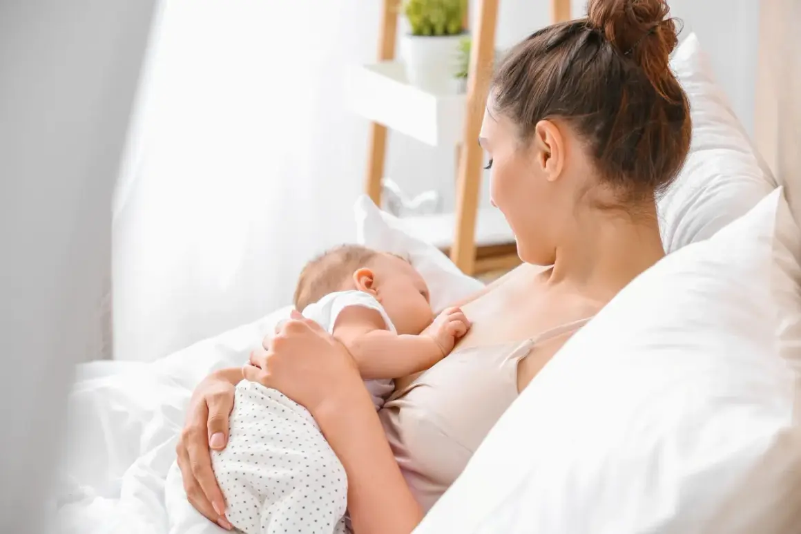 Mama karmi piersią dziecko. Karmienie co 3 godziny jak liczyć? To proste, obserwuj maluszka i jego potrzeby.