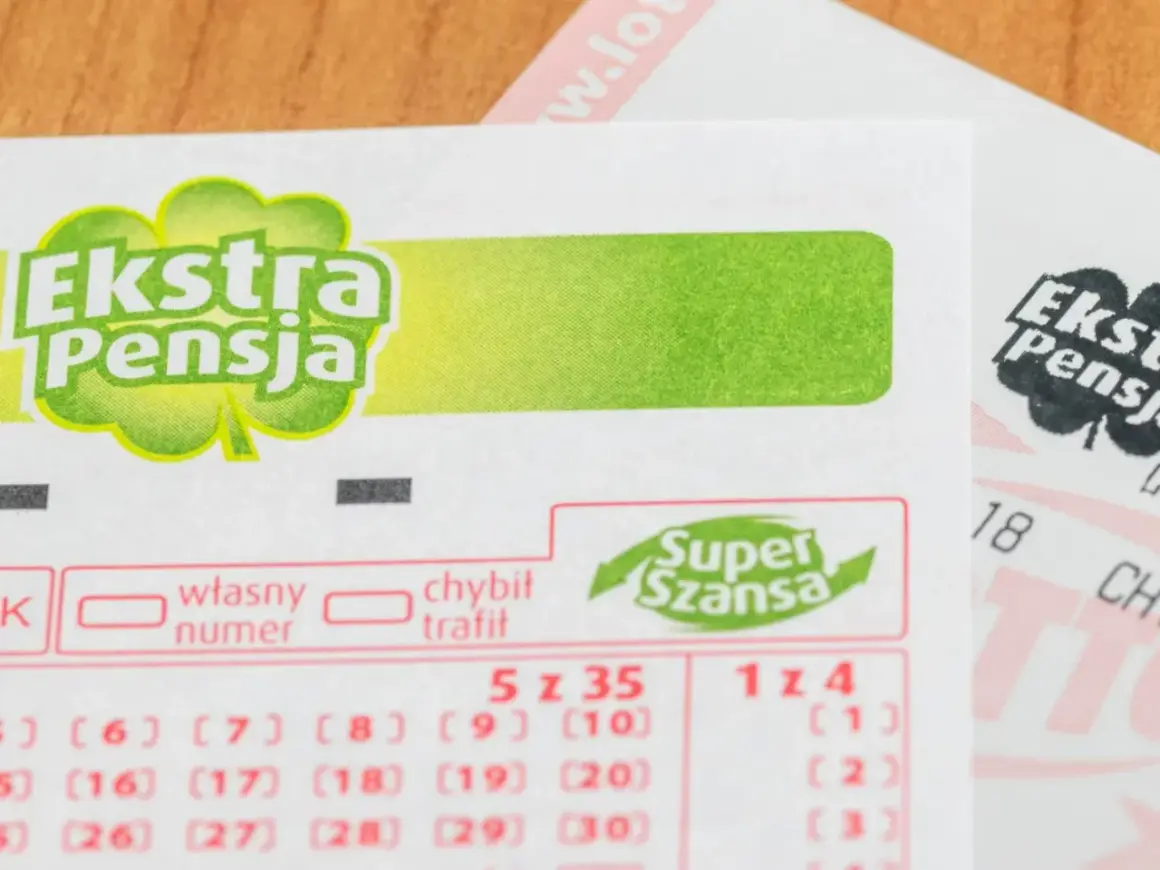 Kupon lotto z napisem "Ekstra Pensja" i "Super Szansa". Szansa na wygranie ekstra pensji i ekstra premii.