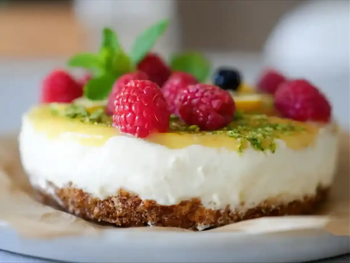 En läcker citron cheesecake med hallon och mynta.