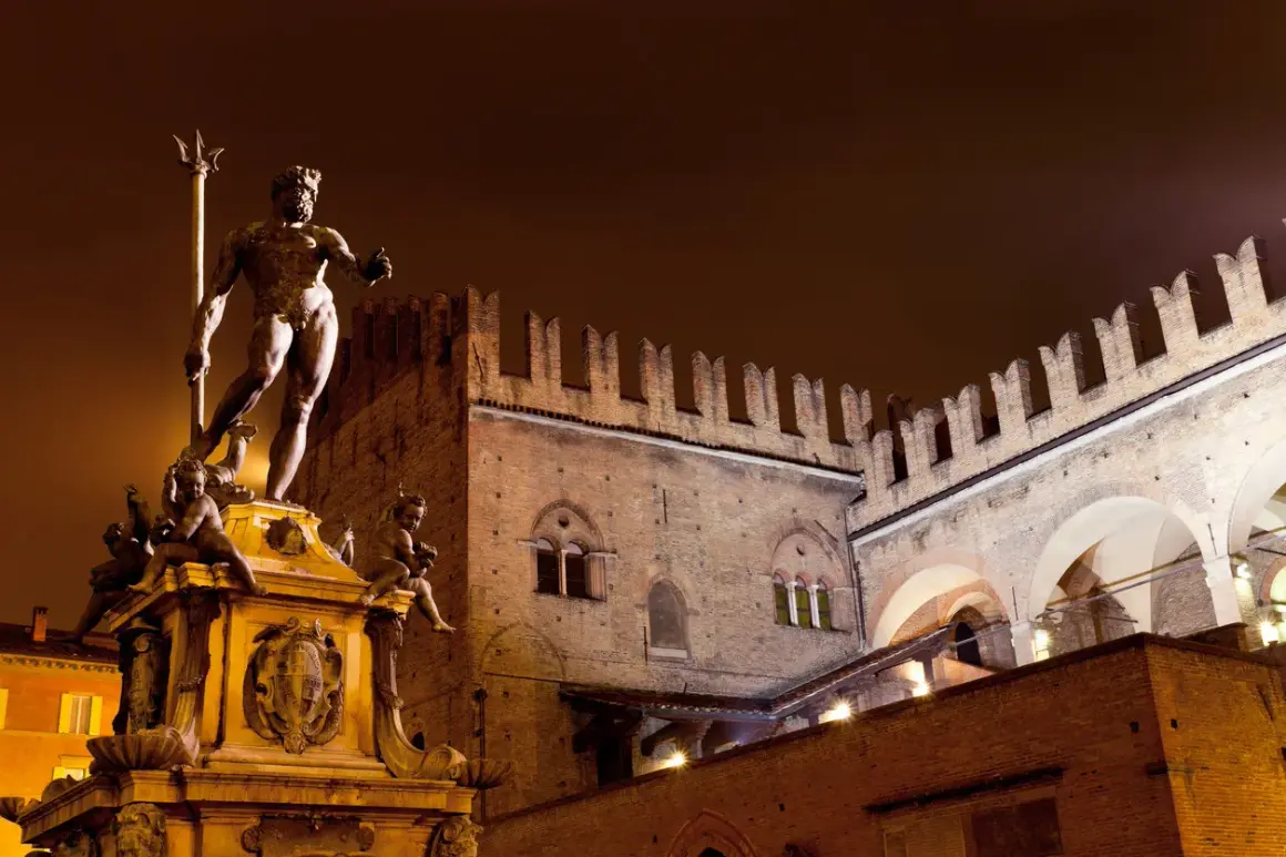 Fontana del Nettuno illumina la notte bolognese, un'icona che fa da sfondo a mille storie, anche quelle delle discoteche Bologna.