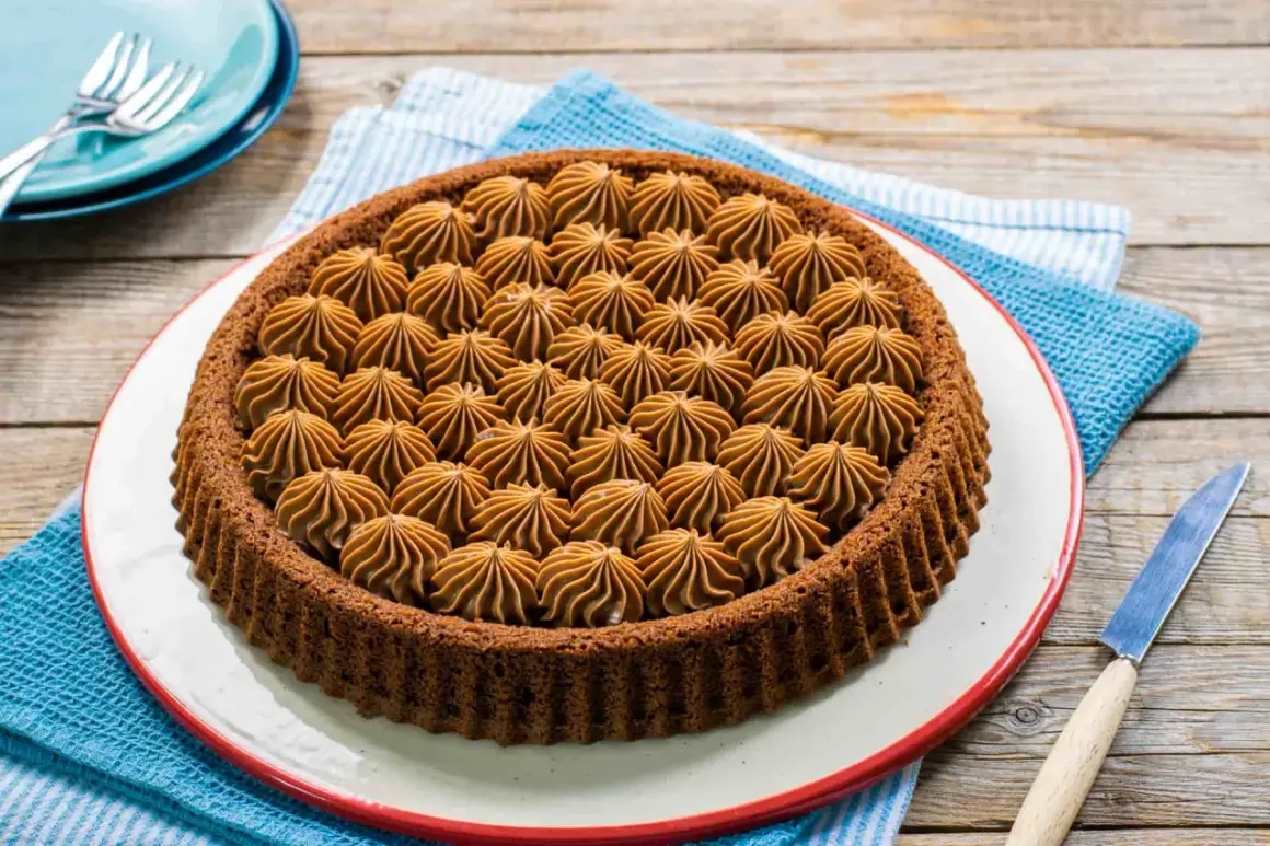 Una deliziosa crostata mascarpone e nutella, con una base scura e un ripieno cremoso a forma di stelle.