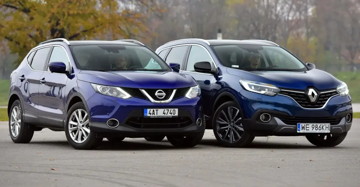 Dwa niebieskie SUV-y, Nissan Qashqai i Renault Kadjar, stoją obok siebie. To jedne z najmniej awaryjnych SUV-ów 10 letnich.