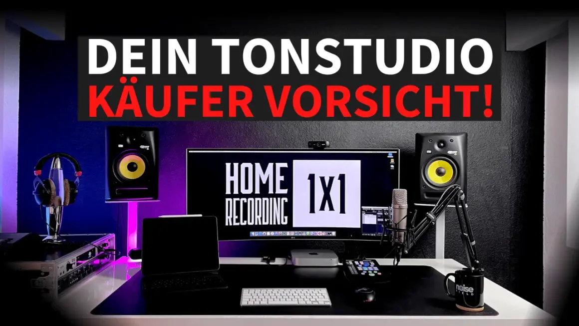 Ein **home studio akustik** Setup mit Monitor, Mikrofon, Kopfhörern und Lautsprechern. Warnung: "DEIN TONSTUDIO KÄUFER VORSICHT!