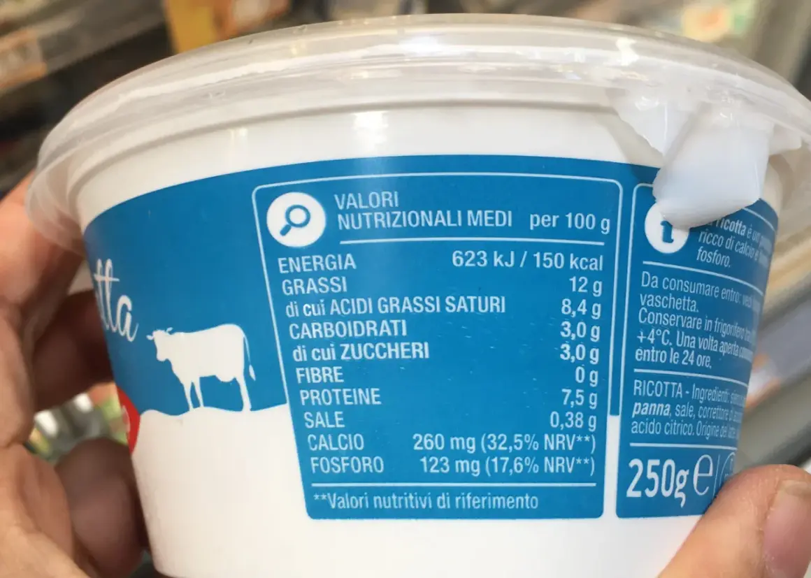 Etichetta nutrizionale per ricotta: 12g di grassi per 100g. Contiene 250g.