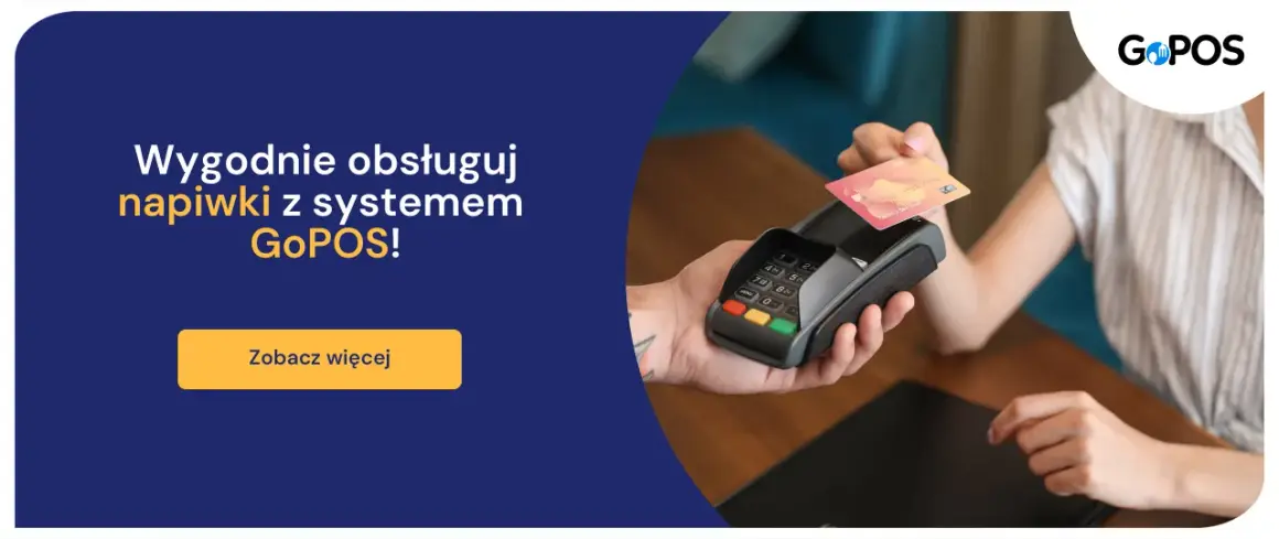 Dłoń zbliża kartę zbliżeniową do terminala płatniczego.