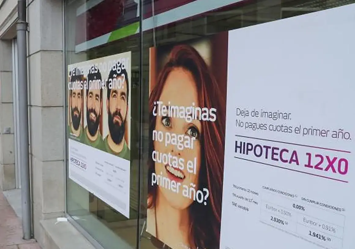 Anuncios de hipotecas en un escaparate. Uno muestra tres hombres y pregunta "¿Te imaginas no pagar cuotas el primer año?". Otro, con una mujer, dice "Deja de imaginar. No pagues cuotas el primer año. HIPOTECA 12X0". Se ve un **euribor forecast** en la ...