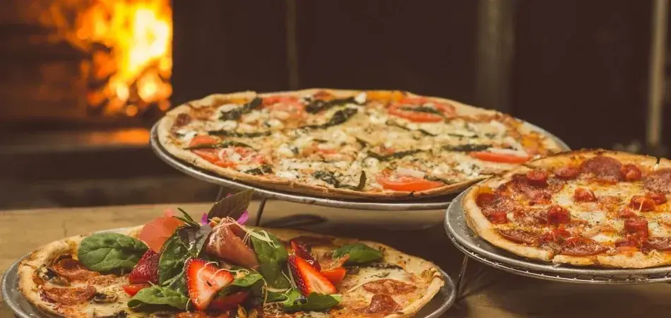 Przepis na ciasto do pizzy z jajkiem, które zaskoczy Twoich gości