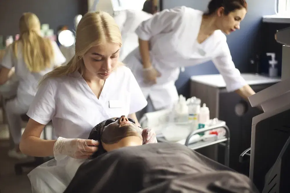 Dermatologia estetyczna vs lecznicza - granice między medycyną a kosmetyką