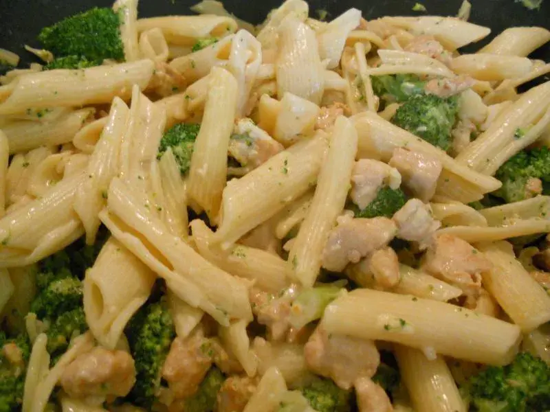 Penne z brokułami w sosie śmietanowym – prosty przepis na pyszny obiad
