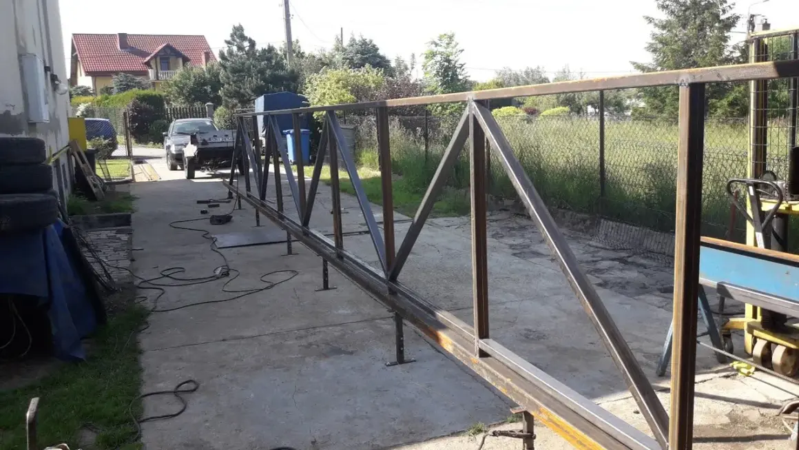 Jak zrobić bramę przesuwna podwieszana - proste kroki i materiały