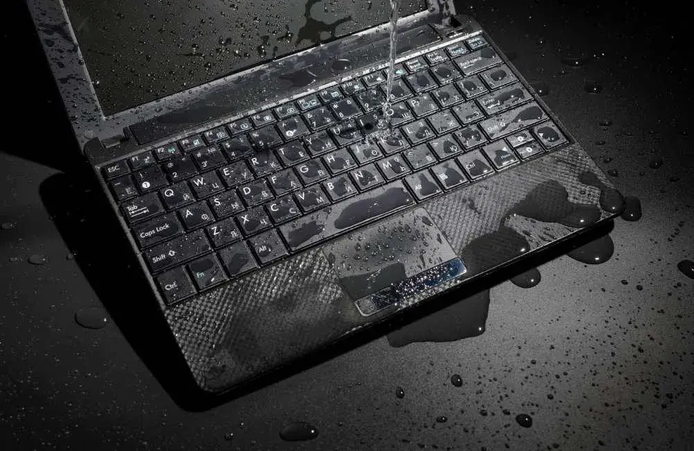 Czy zalany laptop będzie działał? Kluczowe kroki i porady na ratunek
