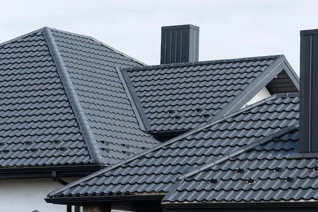 Jaki kolor komina do czarnej dachówki? Idealne zestawienia dla Twojego dachu