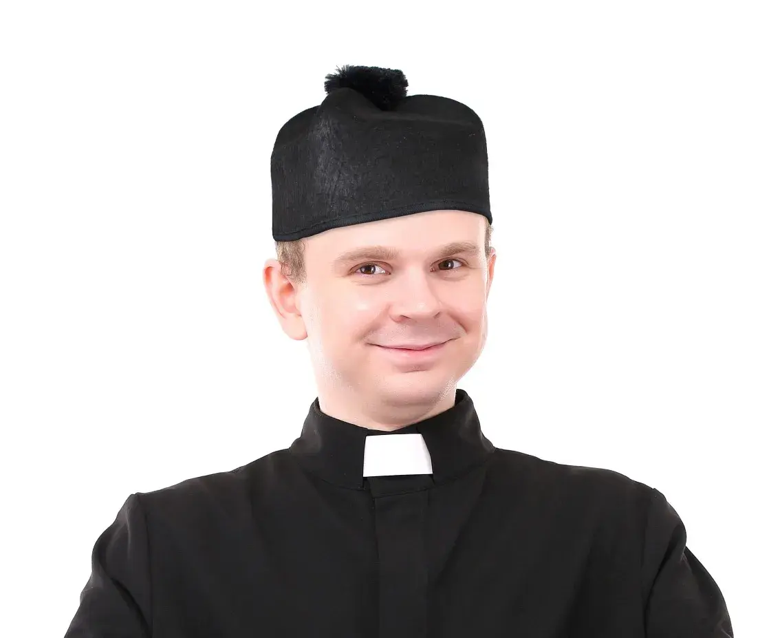 Jak się nazywa czapka księdza? Poznaj tajemnice biretu i jego historię
