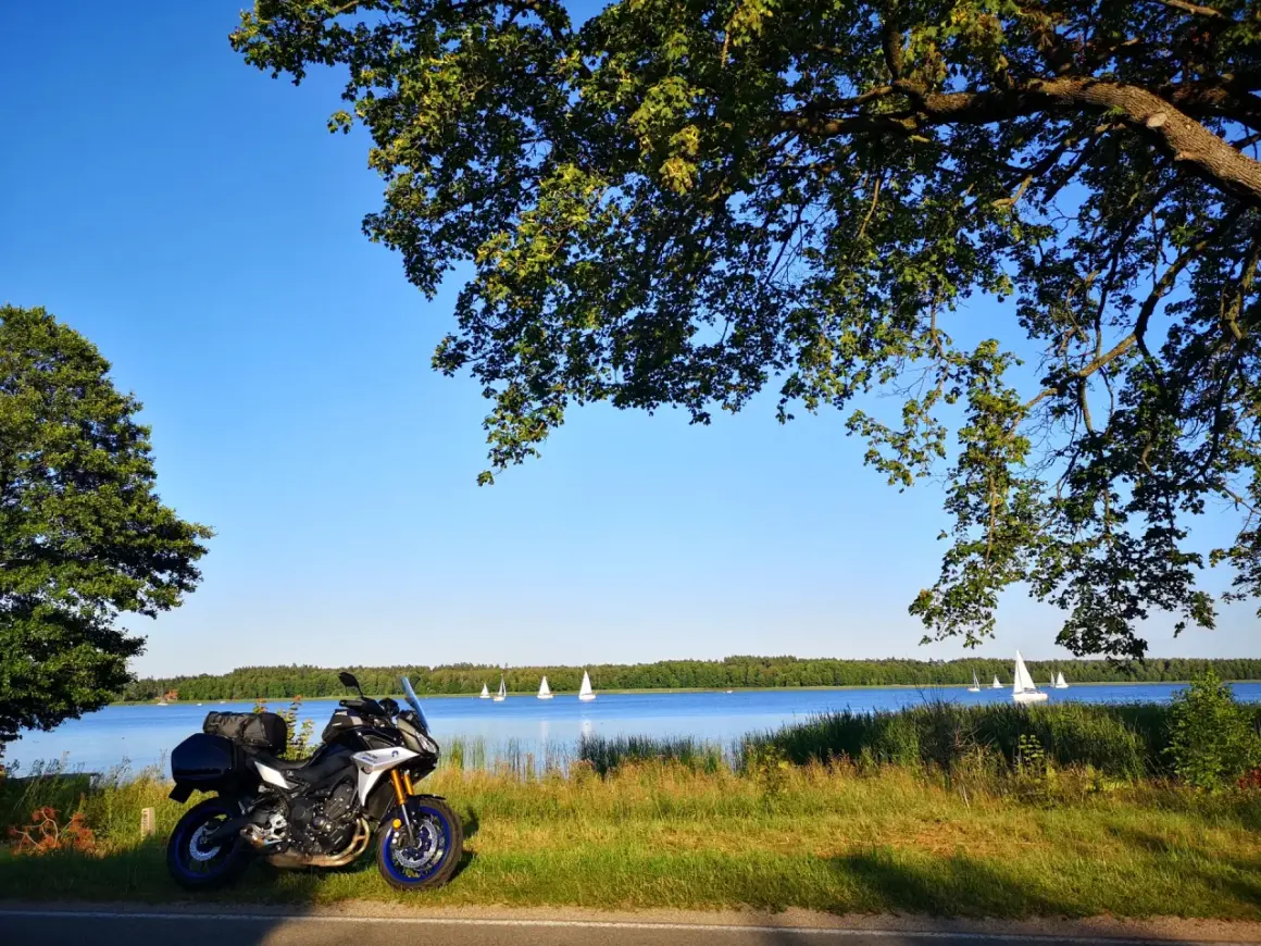 Najlepsze trasy motocyklowe w Mazurach – odkryj ukryte skarby