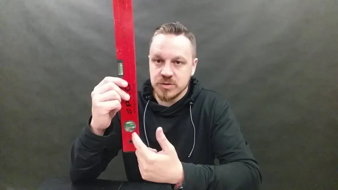 Jak korzystać z poziomicy, aby uniknąć błędów w budownictwie