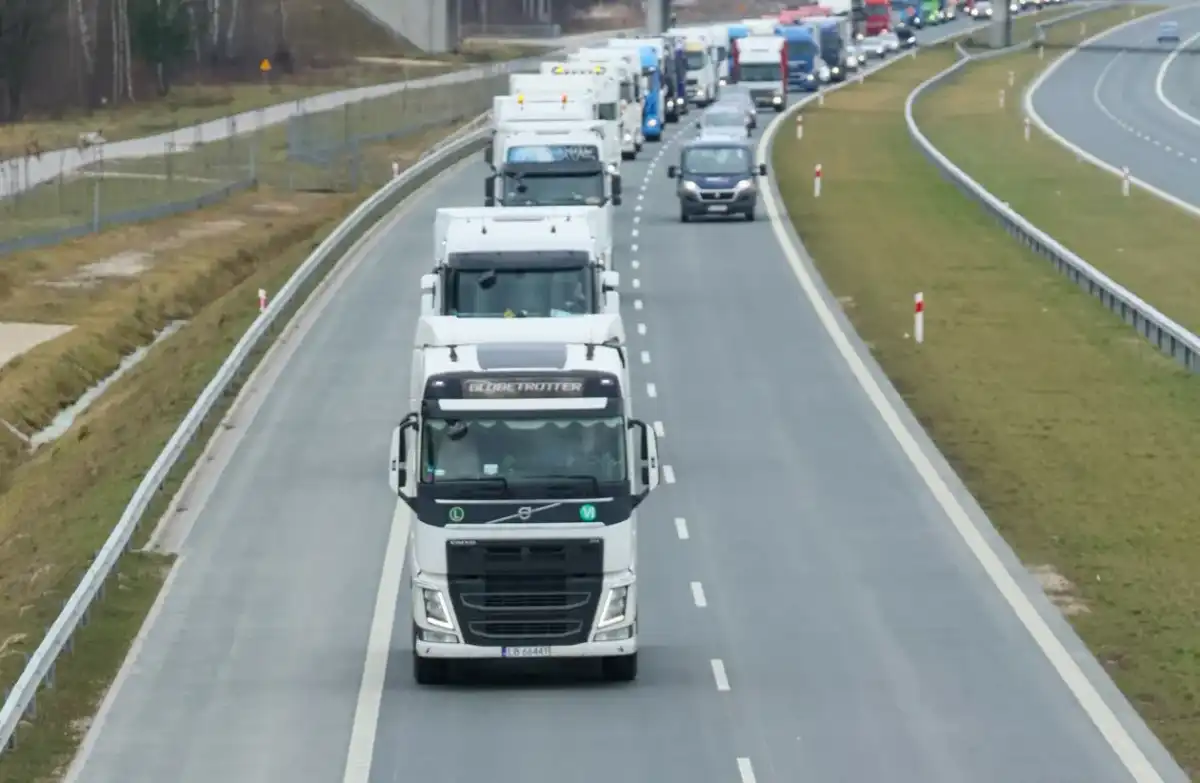 Ile metrów ma TIR? - Poznaj limity i wymiary zestawów w Polsce
