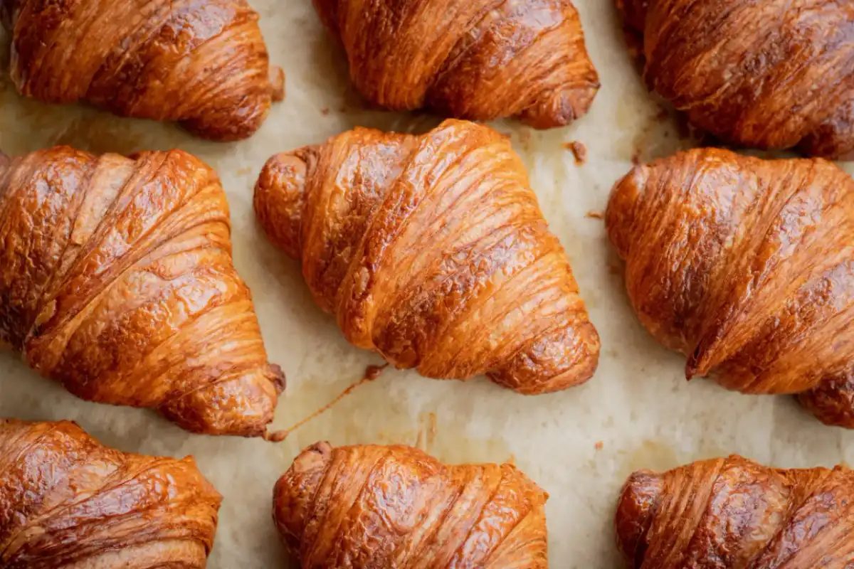 Idealne Croissanty: Sekretny Przepis i Francuska Perfekcja