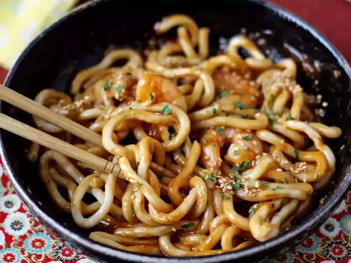 Udon w lekkim bulionie - przepis, który naprawdę działa