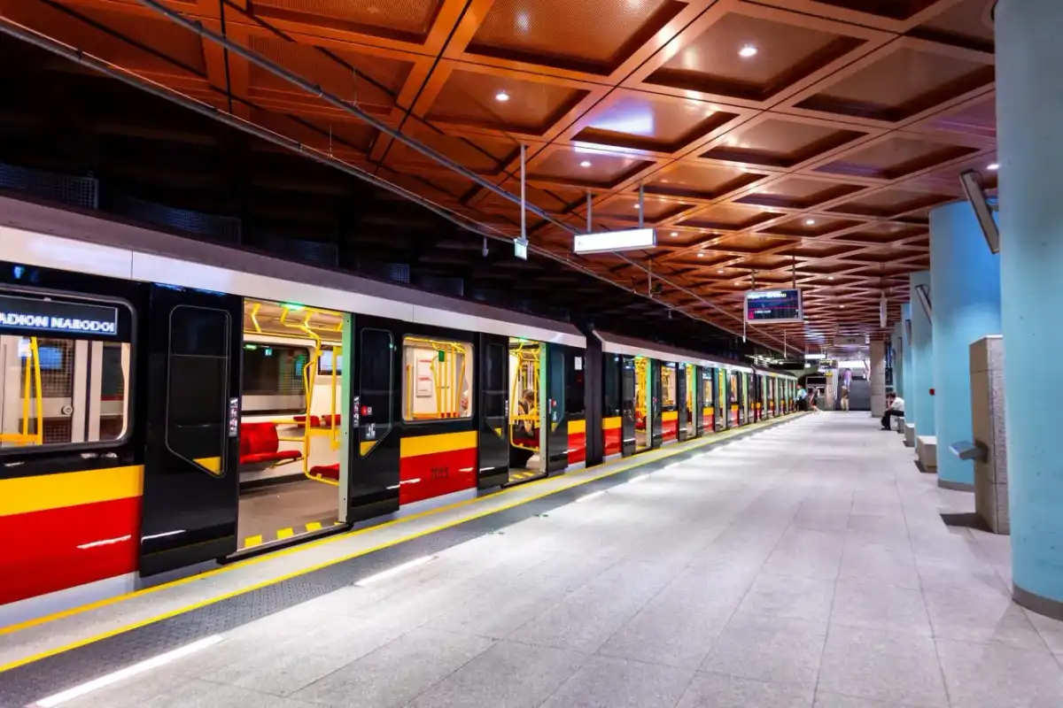 Metro M2 Warszawa - Stacje, przesiadki i praktyczne wskazówki