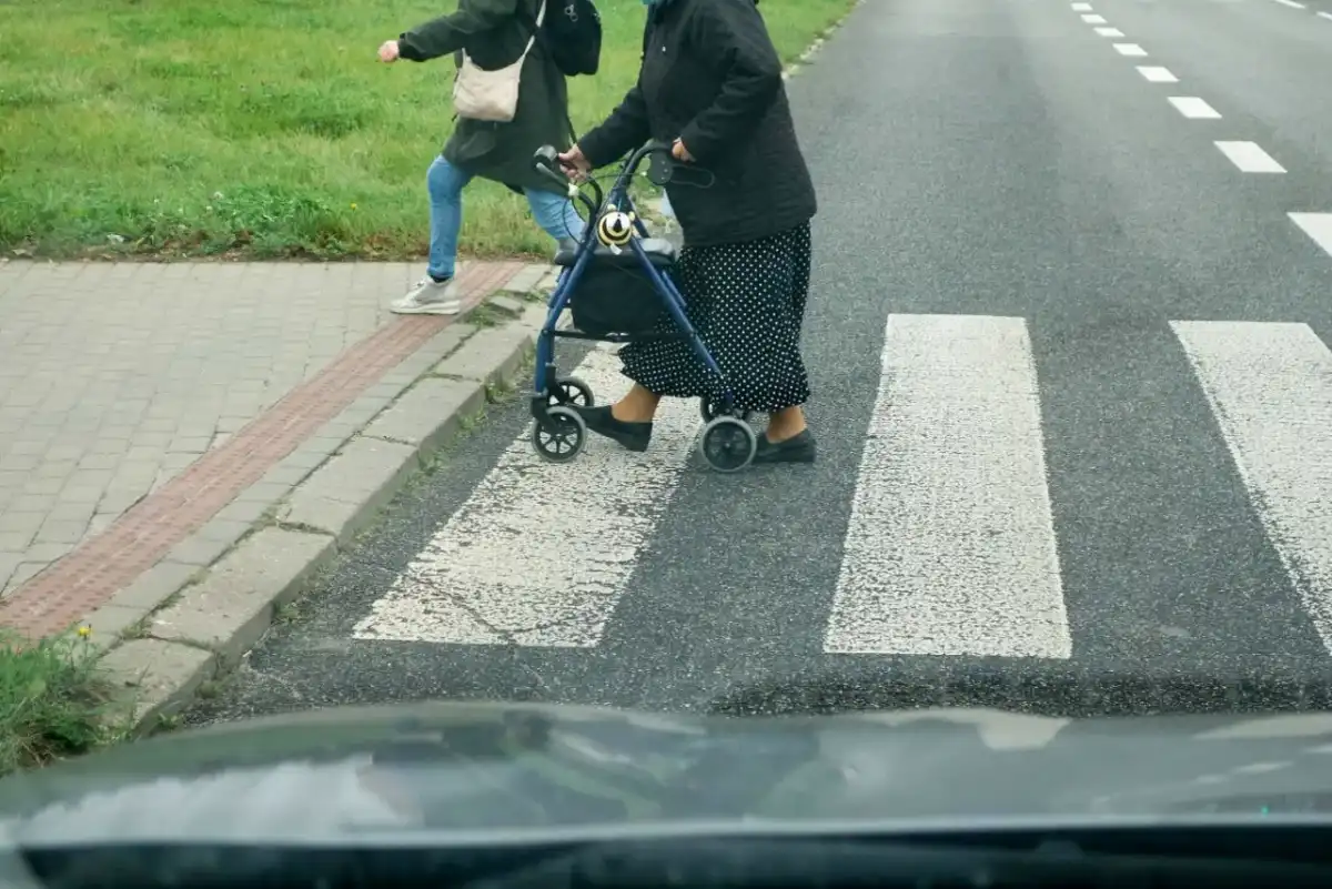 Bezpieczne przechodzenie przez jezdnię - Jak unikać błędów na pasach?