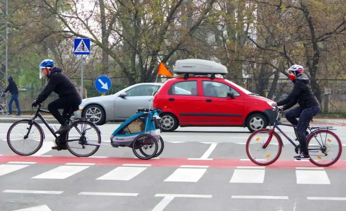 Kto ma pierwszeństwo na przejściu dla pieszych - Rowerzysta vs. Kierowca