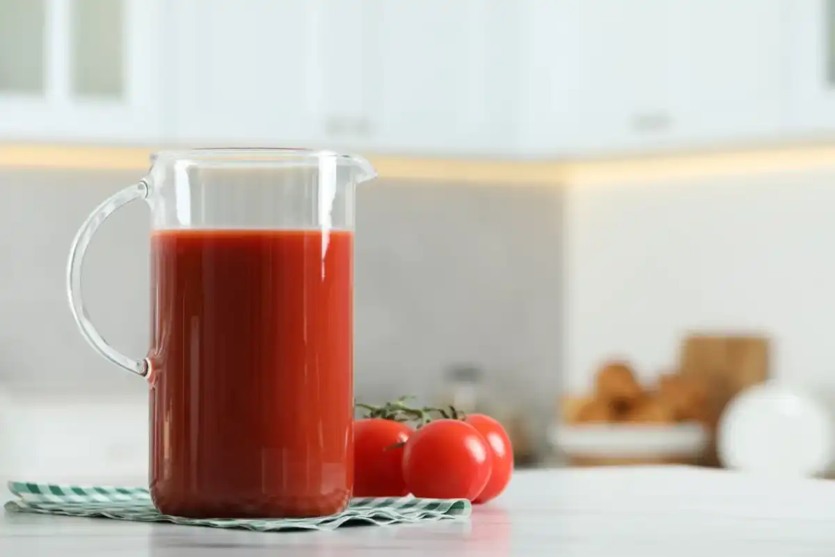 Sok pomidorowy: Kto i dlaczego powinien go unikać?