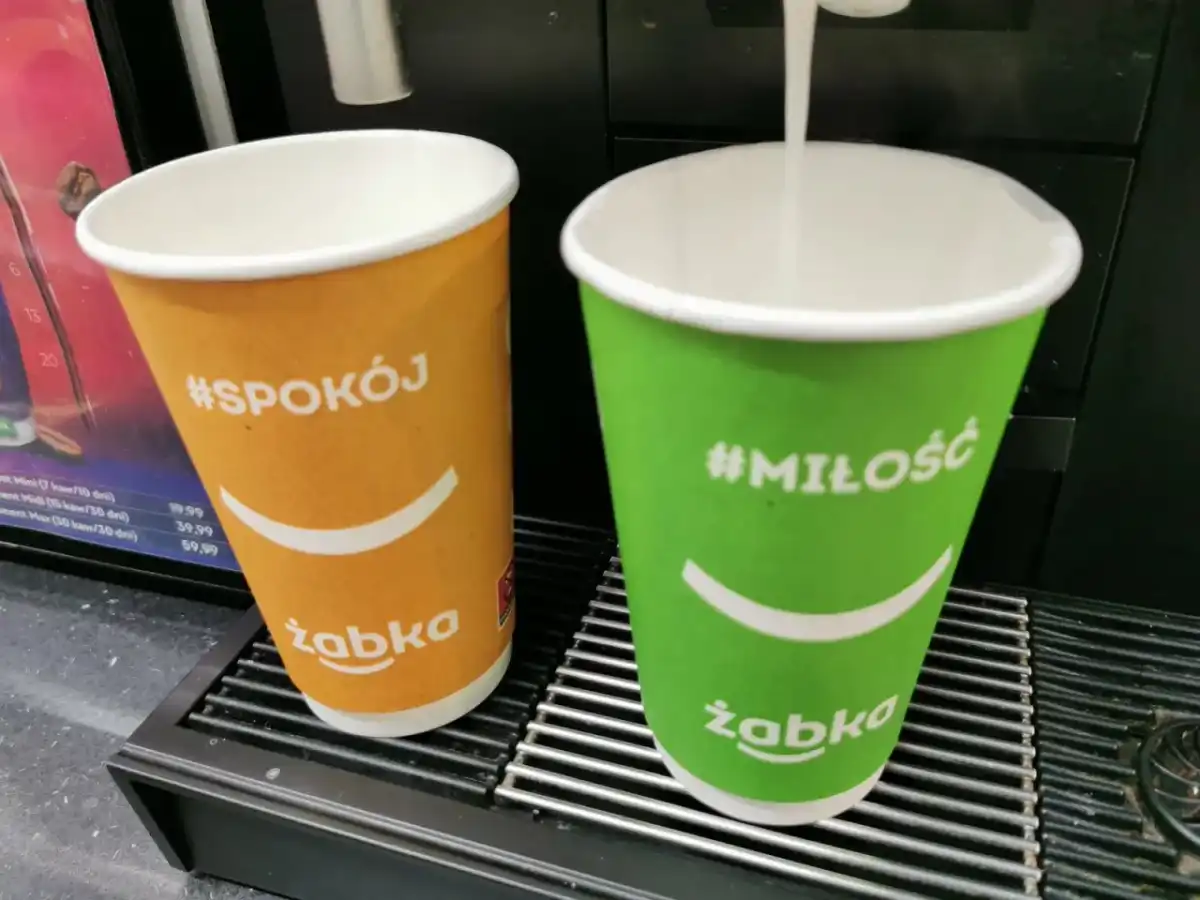 Duża kawa w Żabce - Ile ma ml i który rozmiar warto wybrać?