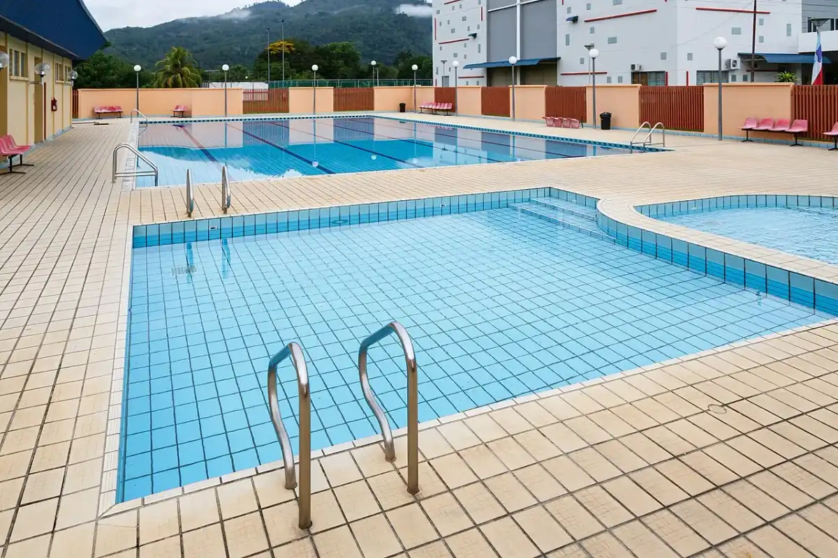 Piscina po polsku: Basen. Tłumaczenie, słownictwo i zasady