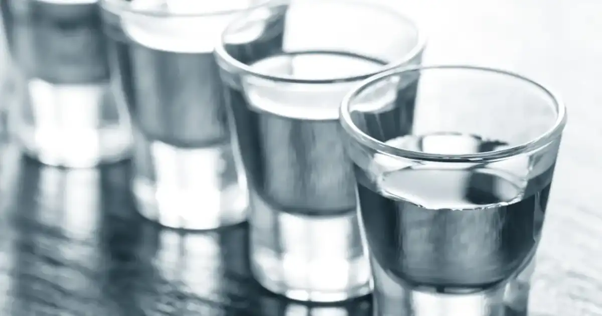 Wódka do dezynfekcji? Sprawdź, czy naprawdę zabija wirusy!