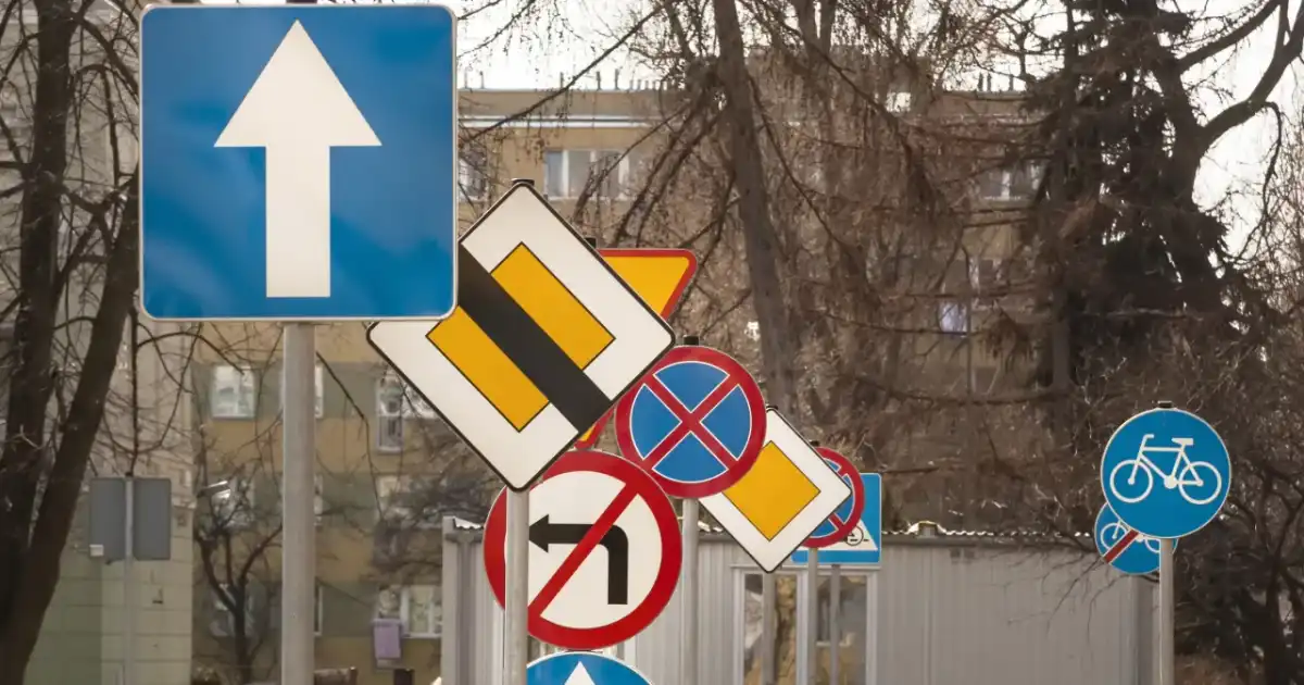 Kto odpowiada za znaki drogowe? Sprawdź, jak złożyć wniosek